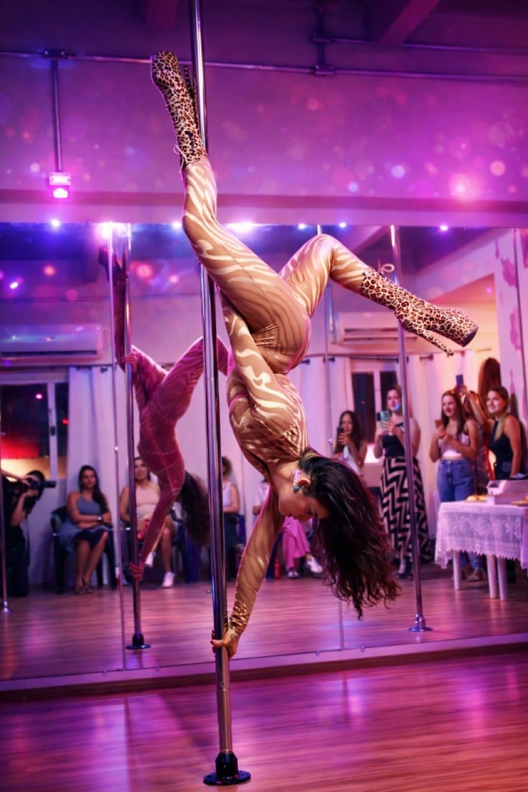 Aluna da Audácia Moviment em figura aérea de pole dance