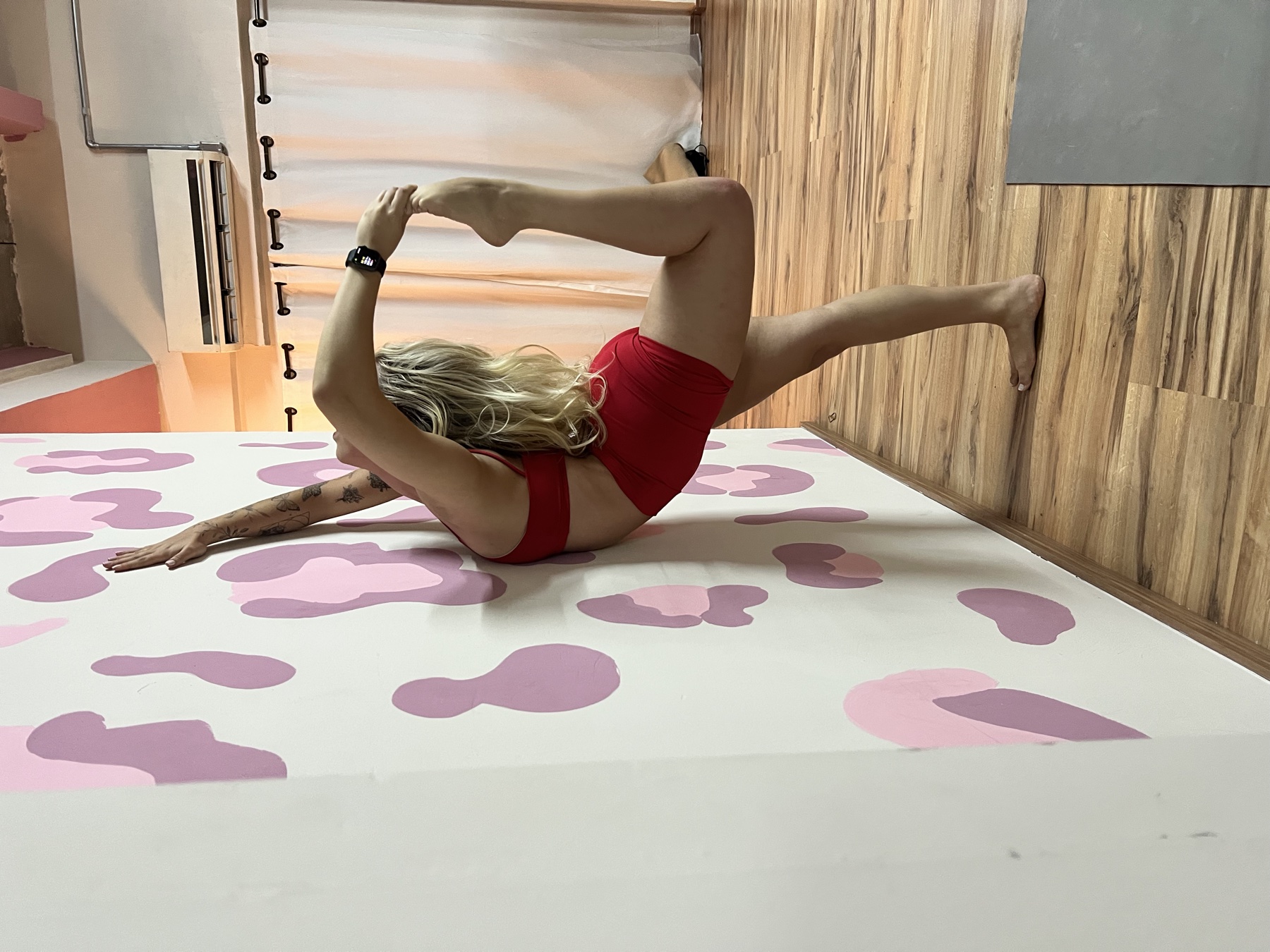 Aluna da Audácia Moviment em exercício de flexibilidade no estúdio